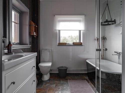 y baño con aseo, bañera y lavamanos. en Åre Valley Lodges - Kopparvillan en Åre