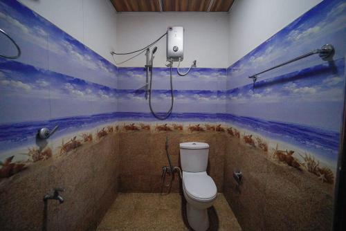 a bathroom with a shower and a toilet in a tub at Serene Cottage Ella in Ella