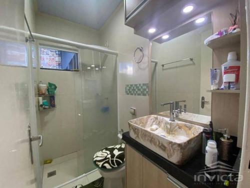 a bathroom with a shower and a sink and a toilet at Casa com AR COND. em todos os comodos mobiliada in Cascavel