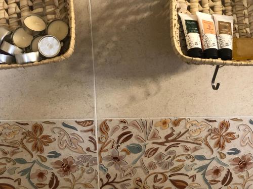 Baño con 2 cestas en la pared y azulejos en Appart Alhambra, en Rabat