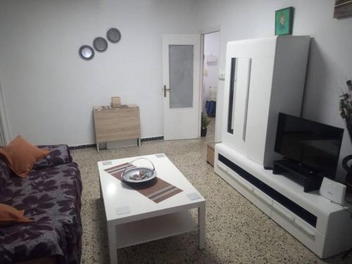 sala de estar con sofá y mesa de centro en Apartamento Tahalia 3 habitaciones, en Huelva