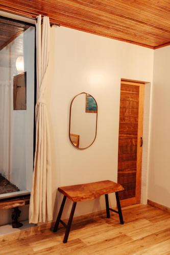 a mirror and a table in a room at Vila Ypáwa 150 m centro 30 m praia lago verde in Alter do Chao