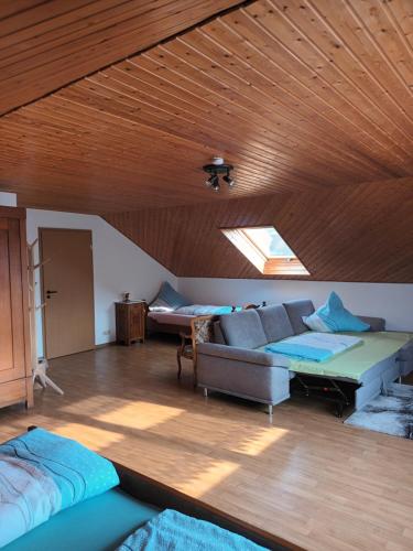 un soggiorno con divano e soffitto in legno di Gästehaus A21 a Kinheim