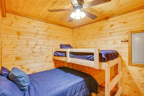 เตียงสองชั้นในห้องที่ Cozy Quitman Fishing Cabin Near Lake Fork!