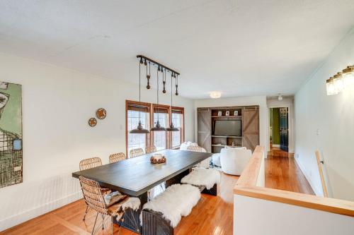Posezení v ubytování Secluded Catskill Home with Hiking Trails On-Site!