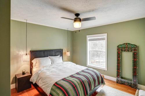 1 dormitorio con 1 cama y ventilador de techo en Secluded Catskill Home with Hiking Trails On-Site!, en Catskill