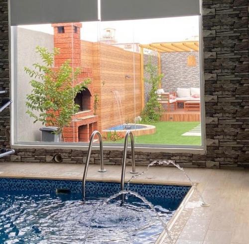 Bazén v ubytování شاليهات روشانا nebo v jeho okolí