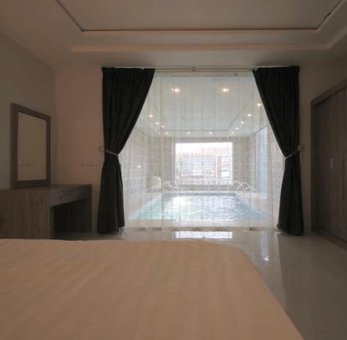 Postel nebo postele na pokoji v ubytování شاليهات روشانا