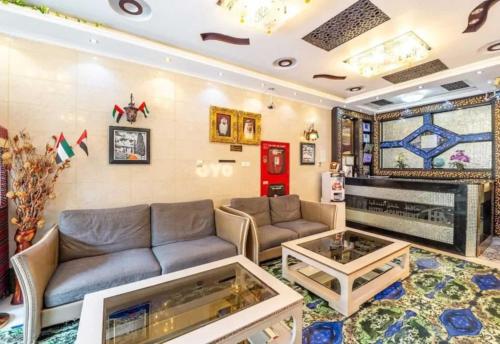 - un salon avec un canapé et une table dans l'établissement Hafez Hotel Apartments, à Dubaï