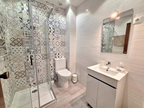 La salle de bains est pourvue d'une douche, de toilettes et d'un lavabo. dans l'établissement AREIAS SOL, à Albufeira