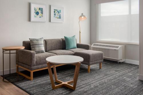 Posezení v ubytování TownePlace Suites Portland Airport ME