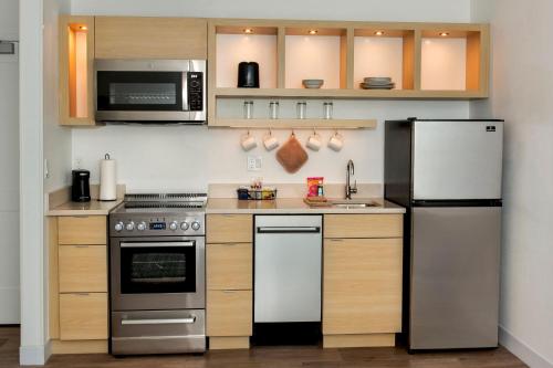 Kuchyň nebo kuchyňský kout v ubytování TownePlace Suites Portland Airport ME