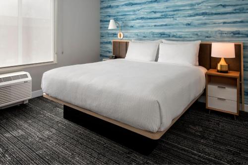 Postel nebo postele na pokoji v ubytování TownePlace Suites Portland Airport ME