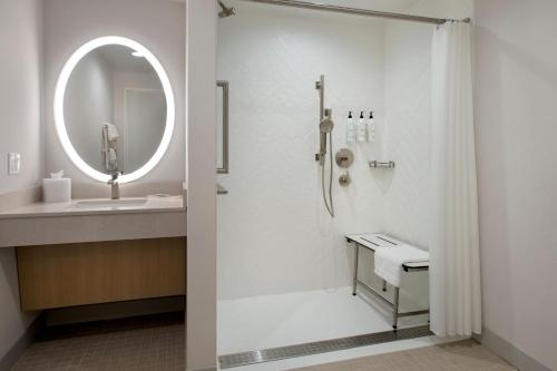 Koupelna v ubytování TownePlace Suites Portland Airport ME