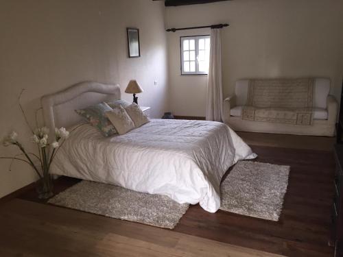 塞圖巴爾的住宿－Casa do Jardim，卧室配有白色的床和窗户。
