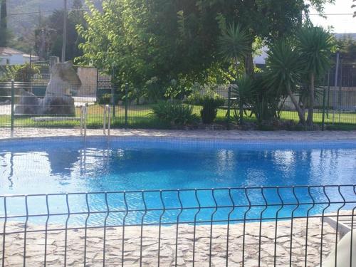 塞圖巴爾的住宿－Casa do Jardim，一个带排球网的游泳池
