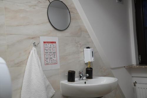 ein Bad mit einem Waschbecken und einem Spiegel in der Unterkunft Rajchertówka in Kazimierz Dolny