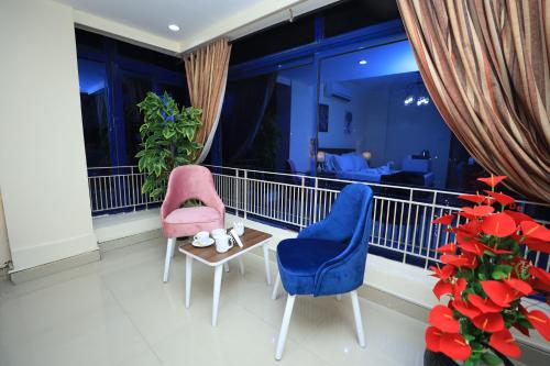 balcone con 2 sedie e un tavolo di Cairo City Center Dreamers Hotel & Suites a Il Cairo