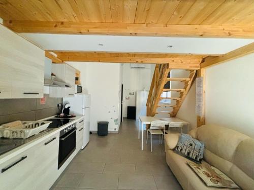 een keuken en een woonkamer met een bank en een tafel bij NUOVO Appartamento Pitti Firenze Careggi in Florence