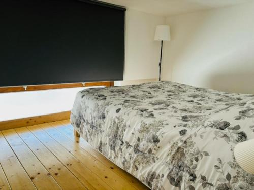 een slaapkamer met een bed en een schoolbord aan de muur bij NUOVO Appartamento Pitti Firenze Careggi in Florence
