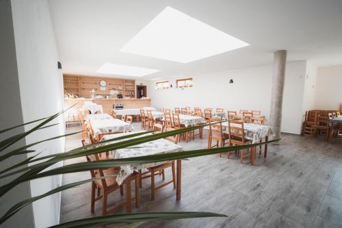 Reštaurácia alebo iné gastronomické zariadenie v ubytovaní Pension Štěpán