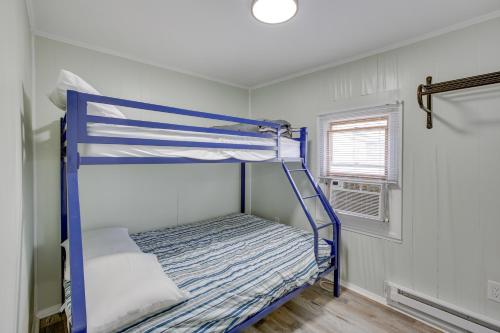 - une chambre avec des lits superposés et une fenêtre dans l'établissement Cozy Wildwood Apartment Near Pier and Beach!, à Wildwood