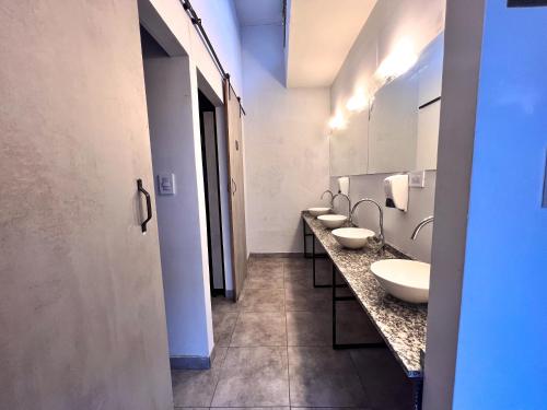 una fila de lavabos en un baño público en Casa Montaña en Salta