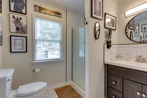 A bathroom at The Porter Pearl Centrally Located Joplin Home!