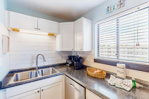 A kitchen or kitchenette at Hilton Head Resort 4404
