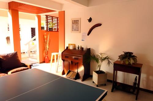 a living room with a table and a desk at Pouso do Guarani - 200m do mar|wifi|Ar cond in Florianópolis