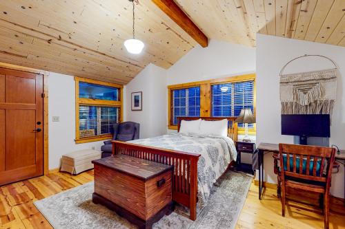 1 dormitorio con cama y escritorio en Cozy Retreat, en Sandy
