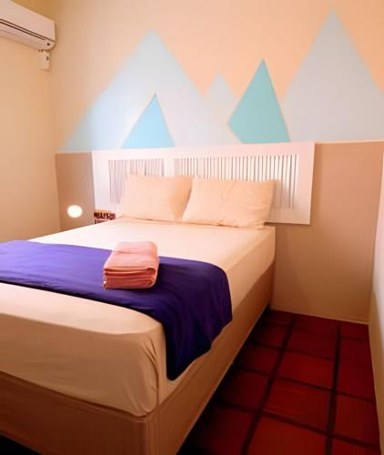 a small bedroom with a bed with a blue roof at Pouso do Guarani - 200m do mar|wifi|Ar cond in Florianópolis