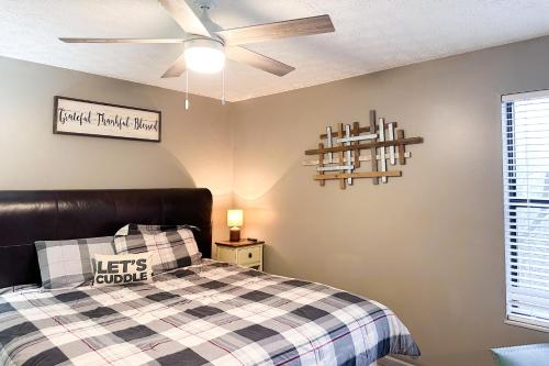 鴿子谷的住宿－Fun & Games，一间卧室配有一张床和吊扇