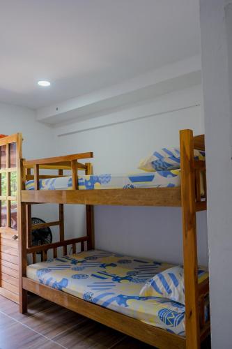 Postel nebo postele na pokoji v ubytování Cabañas en San Antero Bambumar3