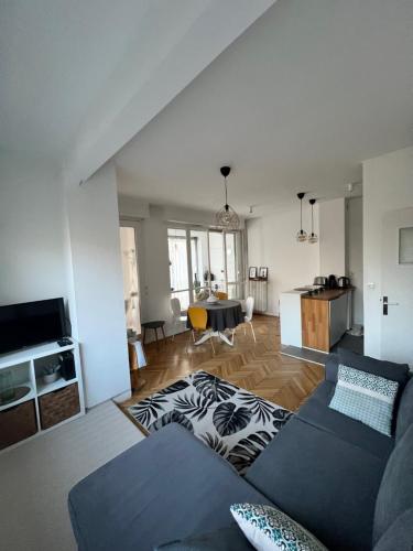 un salon avec un canapé et une table dans l'établissement Superbe Vue sur le Vieux Port 70 m2 avec une Terrasse & Parking, à Marseille