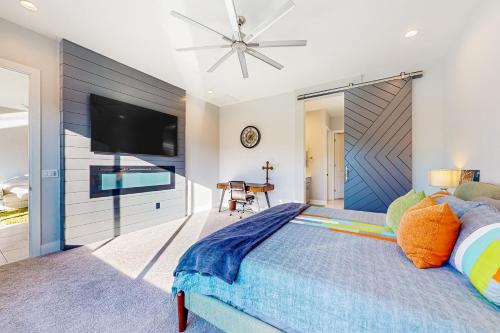 um quarto com uma cama grande e uma televisão de ecrã plano em Desert Cool em Rancho Mirage
