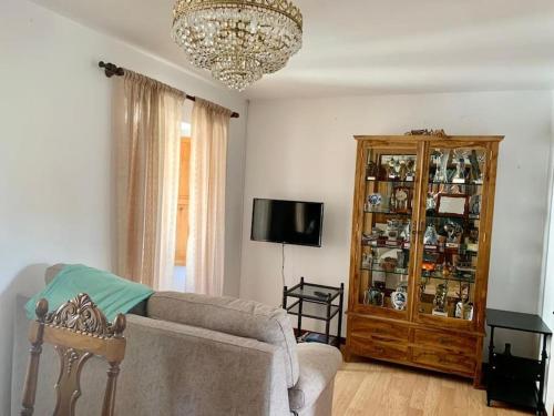 a living room with a couch and a chandelier at casa gerente in Muros