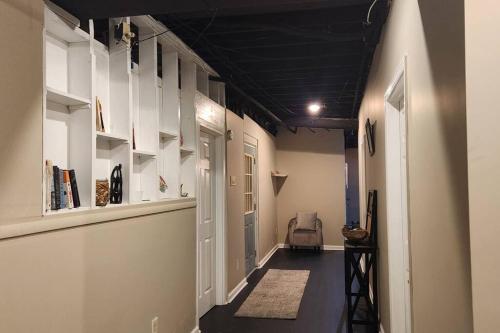 un couloir dans une maison aux murs blancs et une chambre avec un couloir dans l'établissement Quadruplex Gem:Patio Paradise, à Fayetteville
