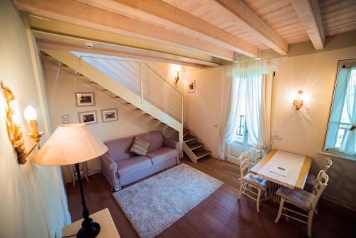 salon z kanapą i schodami w obiekcie Garda Residence San Vigilio Golf w mieście Pozzolengo