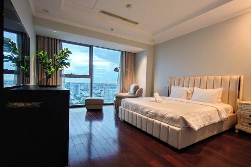 - une chambre avec un lit et une grande fenêtre dans l'établissement The Rixx Breathtaking View@Vincom D1/pool/Netflix, à Hô-Chi-Minh-Ville