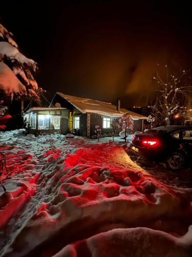 Mudurnuにあるİpekyolu dağ evleriの夜間の雪に停められた車