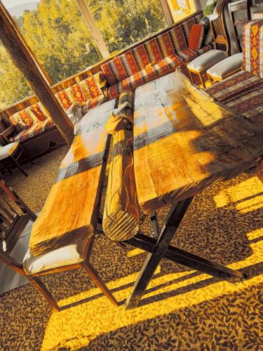 Mudurnuにあるİpekyolu dağ evleriの木製テーブル
