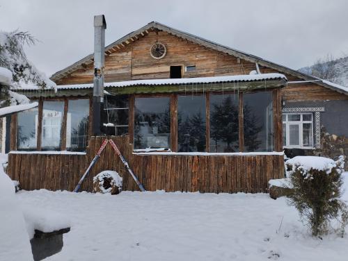 a log cabin with snow on the front of it at İpekyolu dağ evleri in Mudurnu