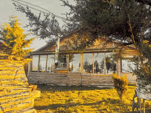 Mudurnuにあるİpekyolu dağ evleriの前に柵のある家