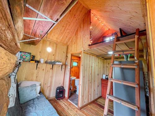 a room with a bunk bed in a cabin at Glamping Villa del Bosque in Santa Rosa de Cabal