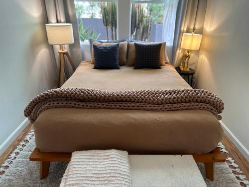 duże łóżko w pokoju z oknem w obiekcie Resort Getaway in Private Garden Terrace Villa w Luxury Amenities w Los Angeles