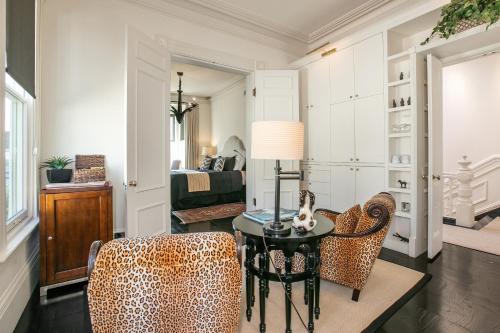 a living room with a table and chairs at Pacific Heights Chic Jr Studio in San Francisco