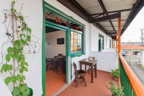 a balcony with a table and chairs in a building at Hotel Veraneras del Quindío in Pueblo Tapao