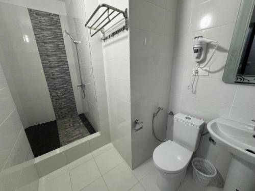 een badkamer met een douche, een toilet en een wastafel bij Crystal boulevard Single/Double in Tanger