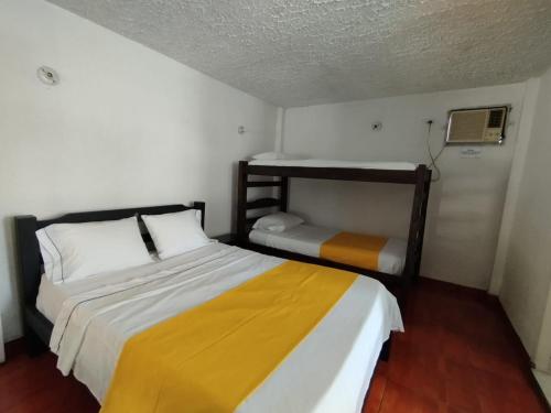 1 dormitorio con 2 camas y 1 litera en Torre del Sol en Villavicencio